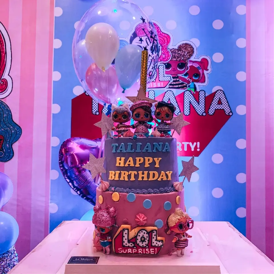 Kek dan susun atur meja majlis